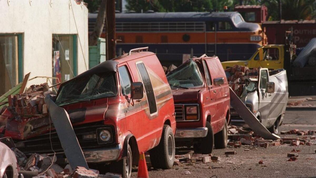 Una pared de ladrillos, derrumbada sobre los coches estacionados sobre Fillmore Street y Main, después del terremoto de Northridge, en 1994.