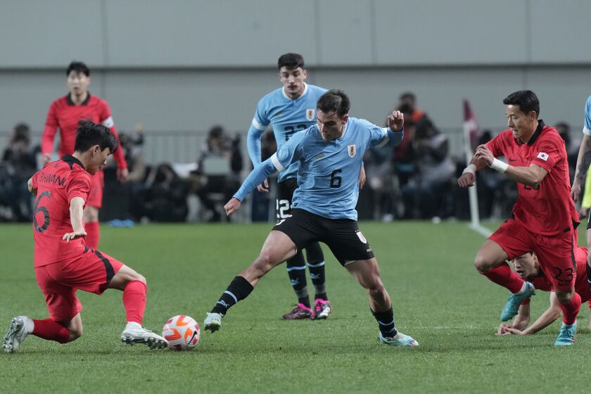 Manuel Ugarte Ribeiro de Uruguay pelea por el balón con Hwang In-beom de Corea del Sur en el encuentro amistoso disputado en Seúl el martes 28 de marzo del 2023. (AP Foto/Ahn Young-joon)