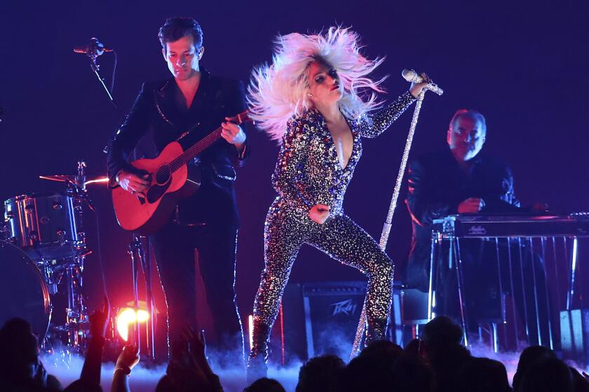 ARCHIVO – En esta fotografía del 10 de enero de 2019 Lady Gaga, derecha, y Mark Ronson interpretan "Shallow" en la 61a entrega de los Grammy en Los Angeles. El más reciente álbum de Lady Gaga "Chromatica" fue lanzado el 29 de mayo de 2020. (Foto Matt Sayles/Invision/AP, archivo)