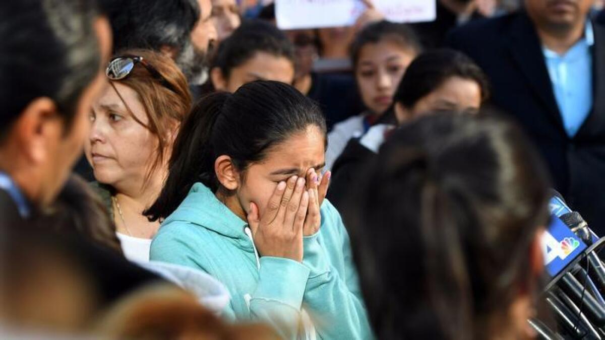 Fátima Avelica, de 12 años, llora durante una conferencia de prensa y manifestación en el centro de Los Ángeles el 6 de marzo de 2017 después de filmar a su padre detenido por funcionarios de ICE en febrero. ()
