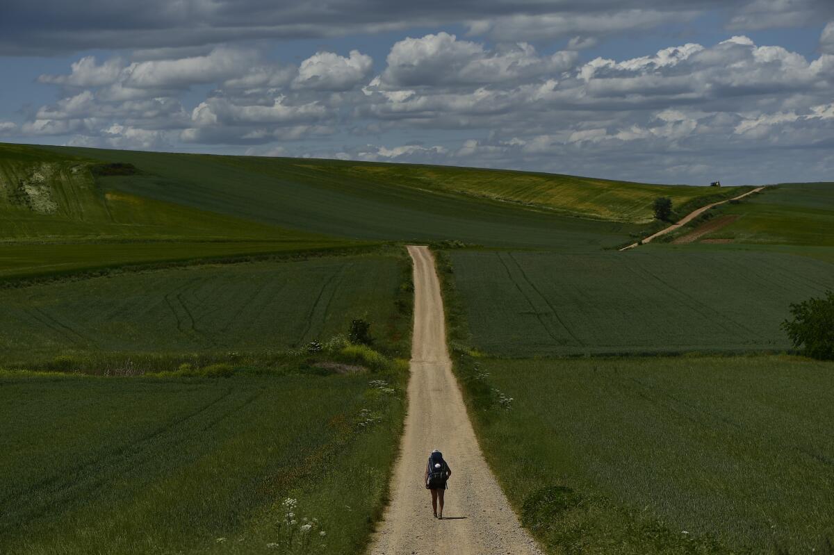 Un peregrino recorre el "Camino de Santiago", el martes 31 de mayo de 2022,