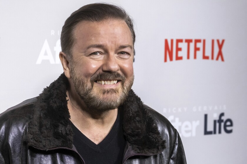 ARCHIVO - Ricky Gervais llega a una función de "After Life" de Netflix