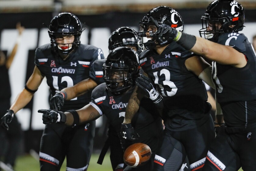 College Football Cincinnati Tames Ucf In Upset Victory Los