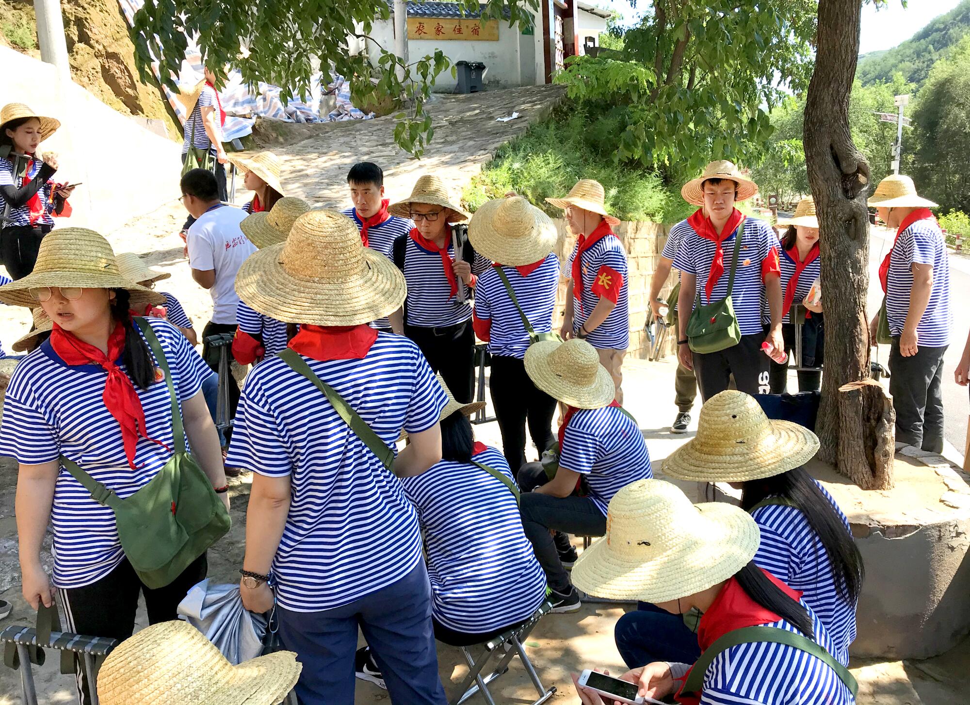 Teachers from Guangzhou visited a village.