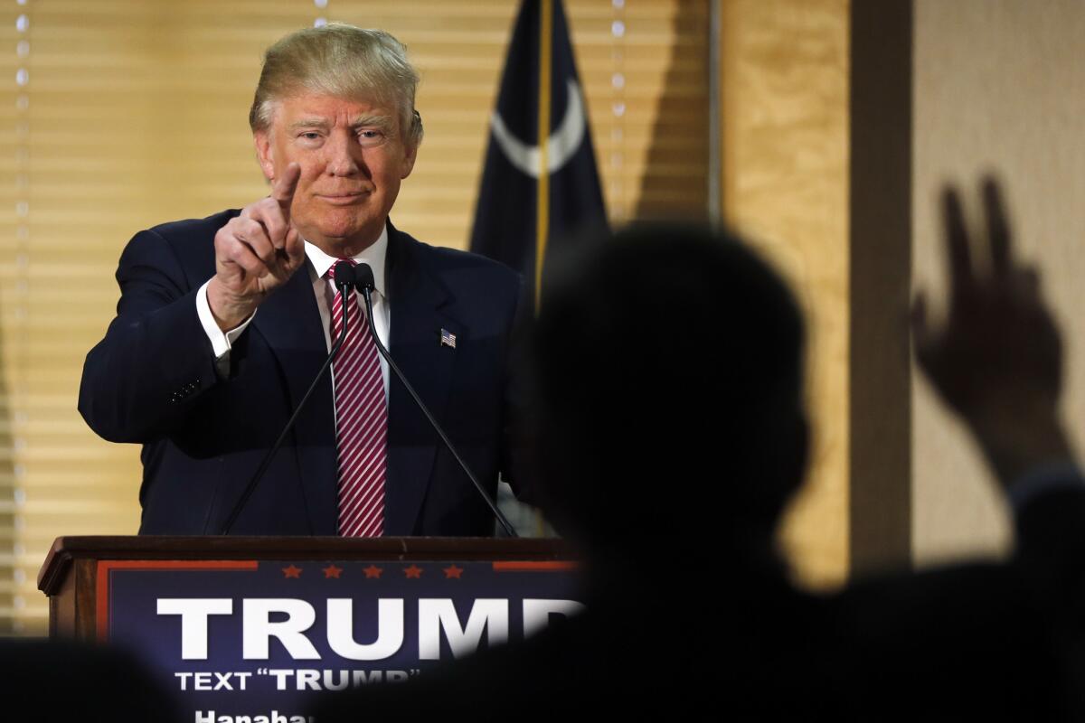 El candidato presidencial republicano Donald Trump durante una conferencia de prensa en Hanahan, South Carolina, el lunes 15 de febrero de 2016. (AP Foto/Matt Rourke)