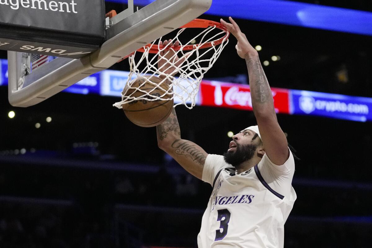 El jugador de los Lakers de Los Ángeles Anthony Davis (3) hace una clavada en la primera mitad 