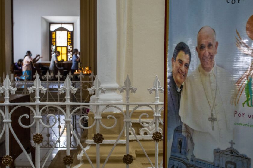 ARCHIVO - Un cartel con el obispo Rolando Álvarez y el papa Francisco cuelga dentro de la Catedral en Matagalpa, Nicaragua, el 19 de agosto de 2022. Cinco sacerdotes católicos fueron sentenciados a 10 años de prisión acusados por "conspiración" en Nicaragua, según se informó el lunes 6 de febrero de 2023. (Foto AP/Inti Ocon, Archivo)