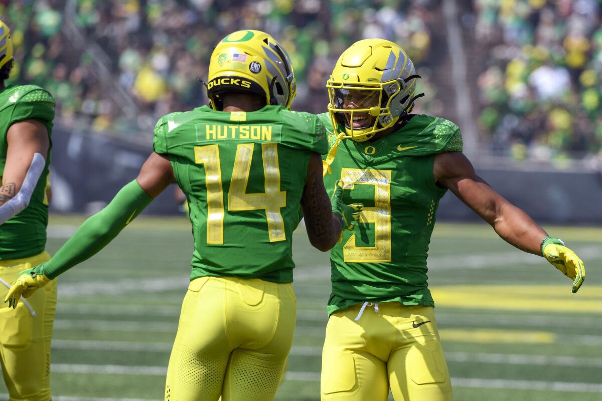 LOOK: Oregon Ducks unveil all-yellow uniforms for rivalry game vs