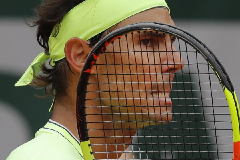 ARCHIVO - En esta foto del 7 de junio de 2019, el espa?ol Rafael Nadal hace una mueca durante su semifinal del Abierto de Francia ante Roger Federer (AP Foto/Michel Euler, archivo)