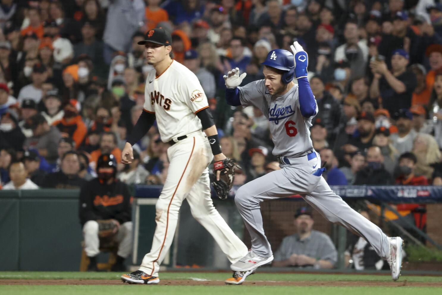 Buster Posey's reaction to Cody Bellinger's errant throw over his head  giving the Giants the lead : r/baseball