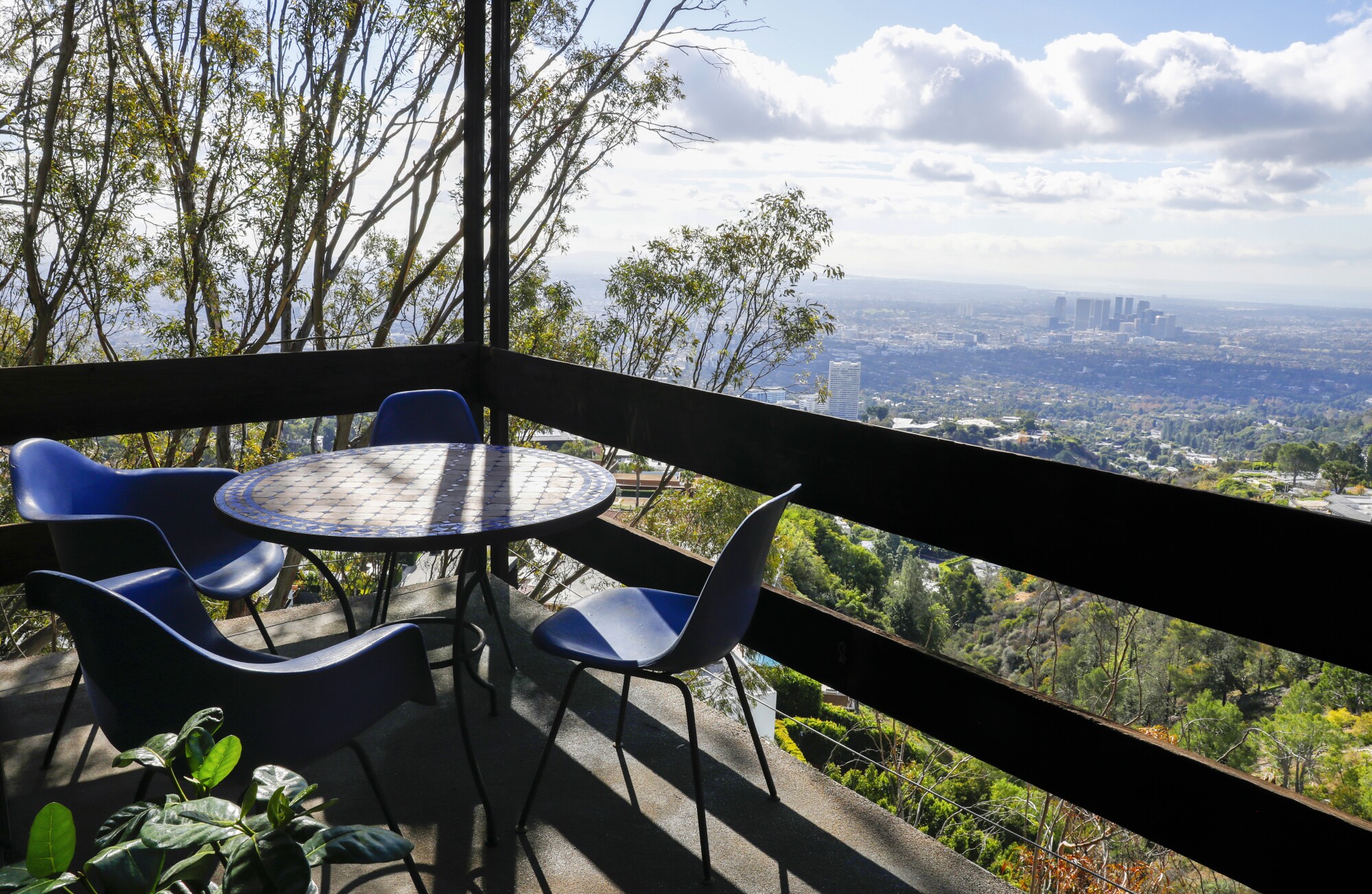 Una vista de la cuenca de Los Ángeles en un día soleado después de una lluvia desde la terraza de la casa del árbol de Bernard Judge