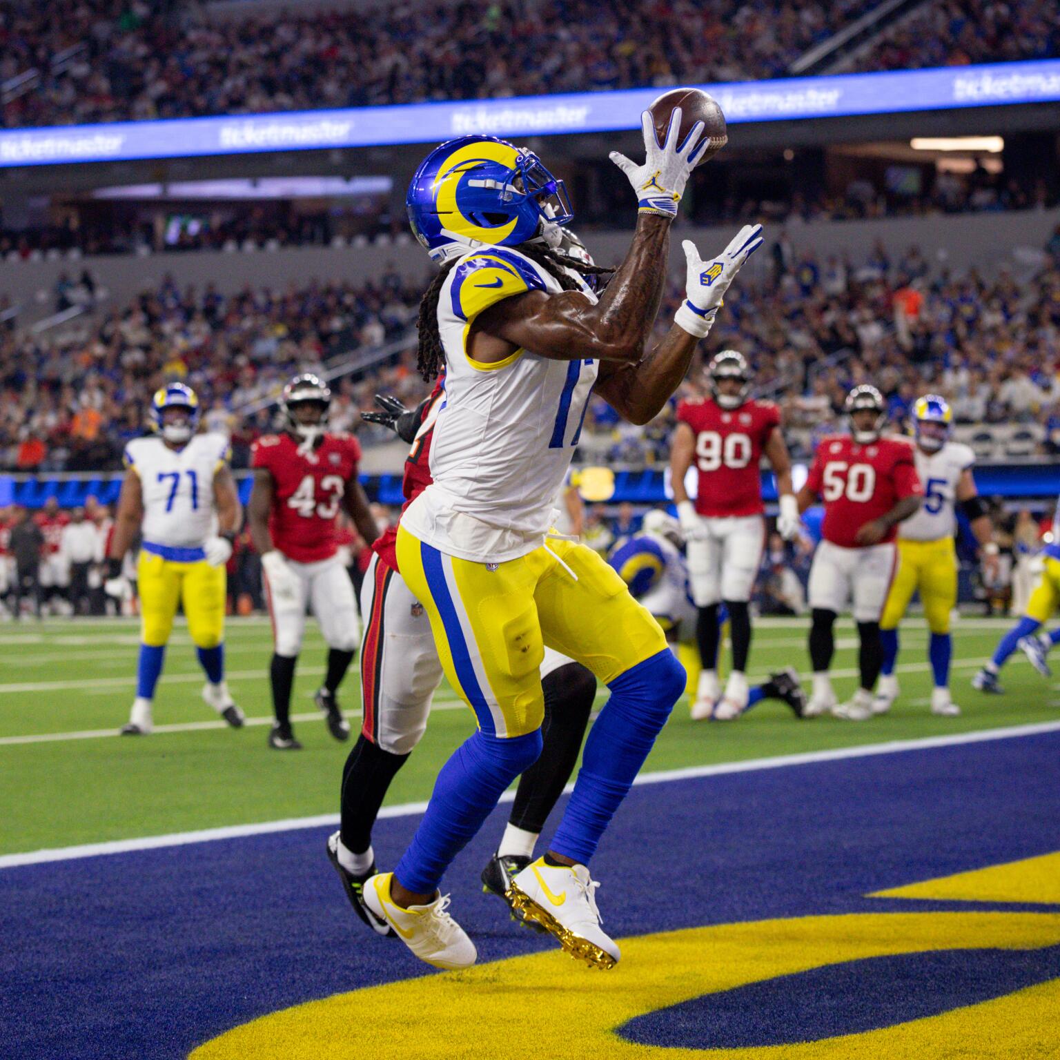 Rams blow out Tampa Bay Buccaneers for their sixth consecutive win ...