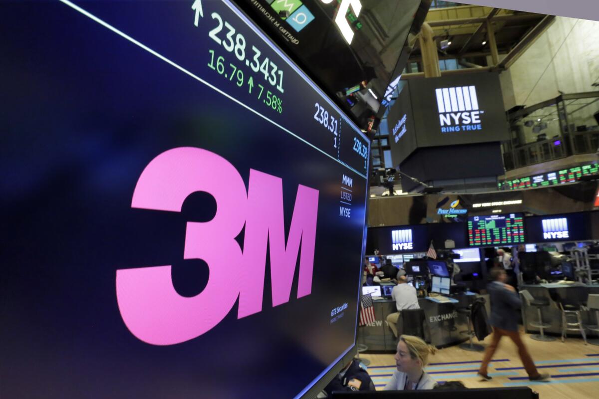 ARCHIVO - El logo de 3M aparece en una pantalla en la Bolsa de Nueva York, 