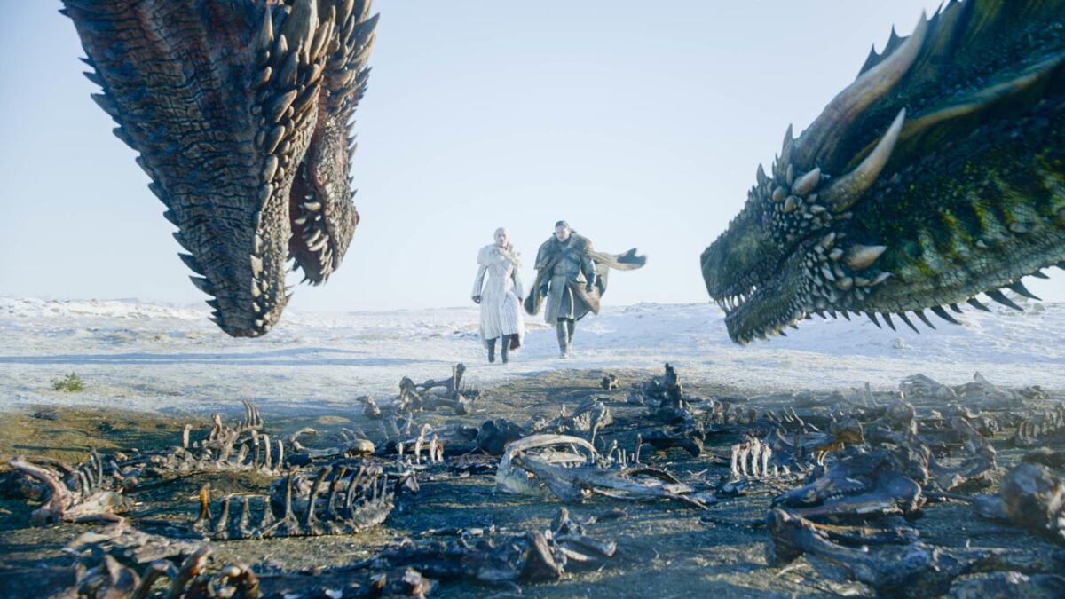 En esta imagen difundida por HBO, Emilia Clarke, a la izquierda, y Kit Harington en una escena del cap√≠tulo final de "Game of Thrones". (HBO v√≠a AP)