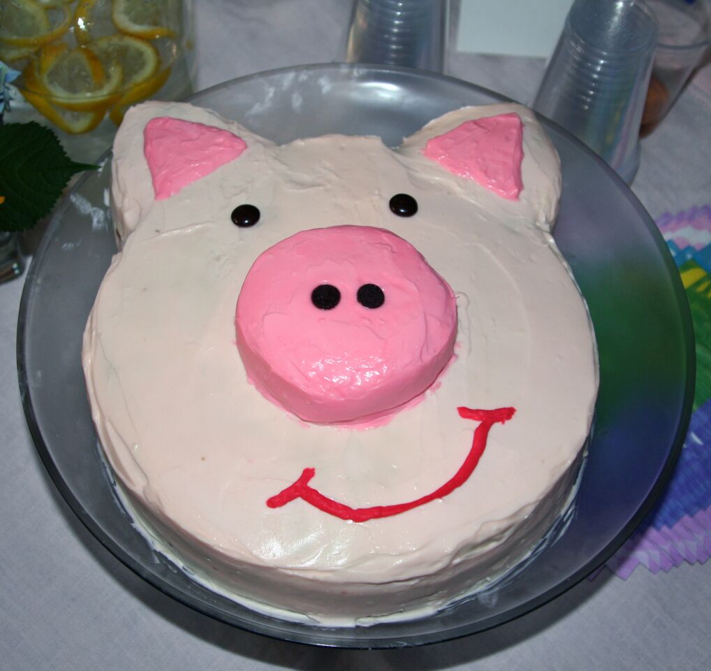 Pink pig birthday cake