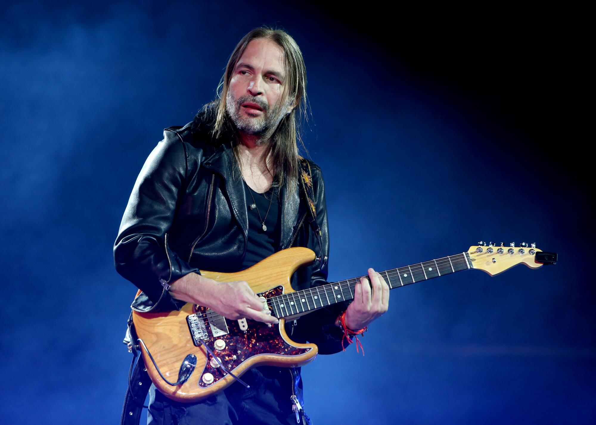 El momento dorado de Sergio Vallín y el nuevo tono de sus 'Microsinfonías' - Los Angeles Times