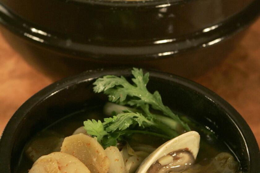 095448.FO.0331.food1.GEM Korean.hot pot -- Seafood hot pot.
