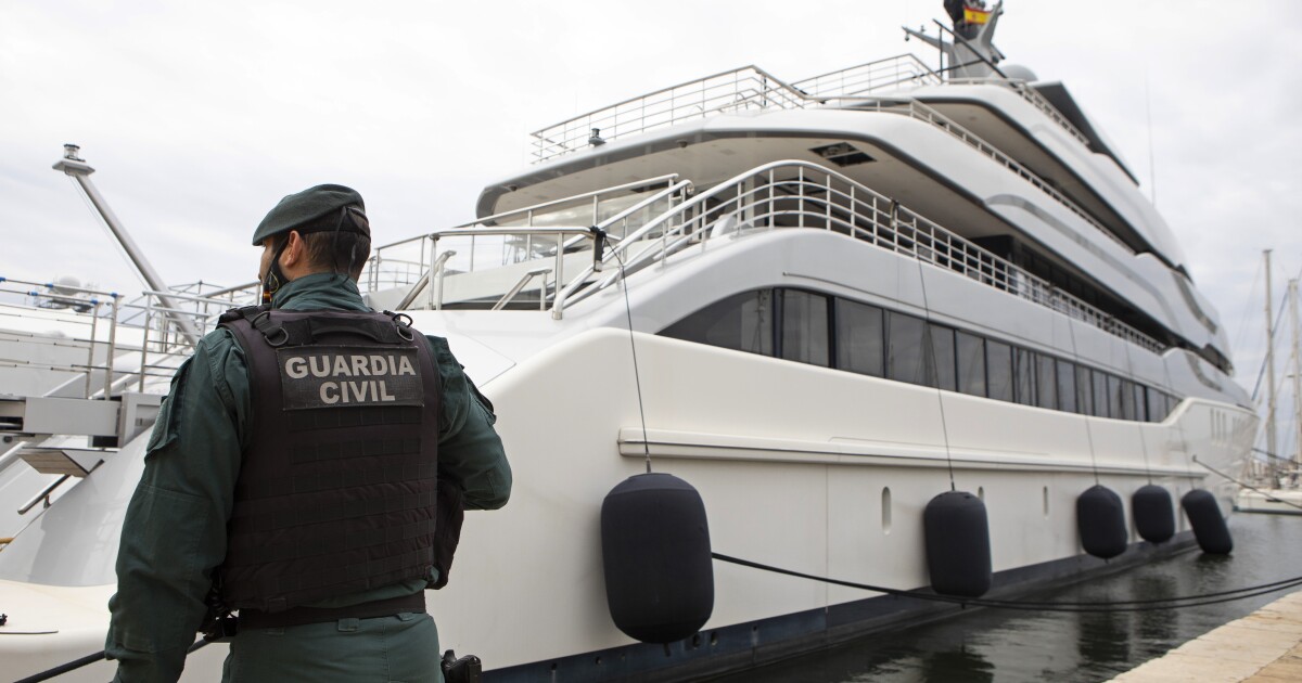 La polizia e gli agenti statunitensi perquisiscono uno yacht oligarchico in Spagna