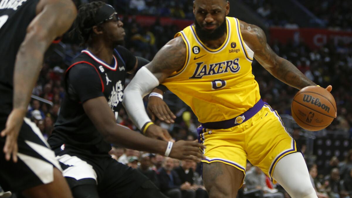 LeBron hurt late in Clippers' 114-101 win over Lakers