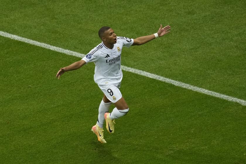 Kylian Mbappé del Real Madrid celebra tras anotar el segundo tanto de su equipo en la final de la Super Copa UEFA ante el Atalanta el miércoles 14 de agosto del 2024. (AP Foto/Darko Vojinovic)