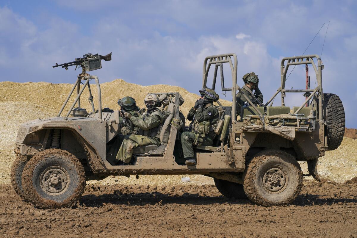 Soldados israelíes conducen cerca de la frontera con Gaza, el 6 de febrero de 2024.