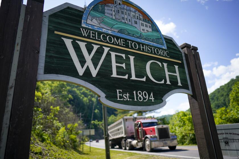 La entrada del pueblo de Welch, en Virginia Occidental, el 1 de junio de 2023. (Foto AP /Chris Carlson)