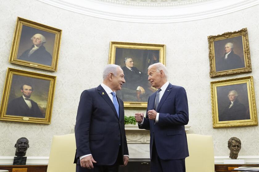 El presidente estadounidense Joe Biden, a la derecha, conversa con el primer ministro israelí Benjamin Netanyahu en el Despacho Oval de la Casa Blanca en Washington, el 25 de julio de 2024. (Foto AP/Susan Walsh, Archivo)