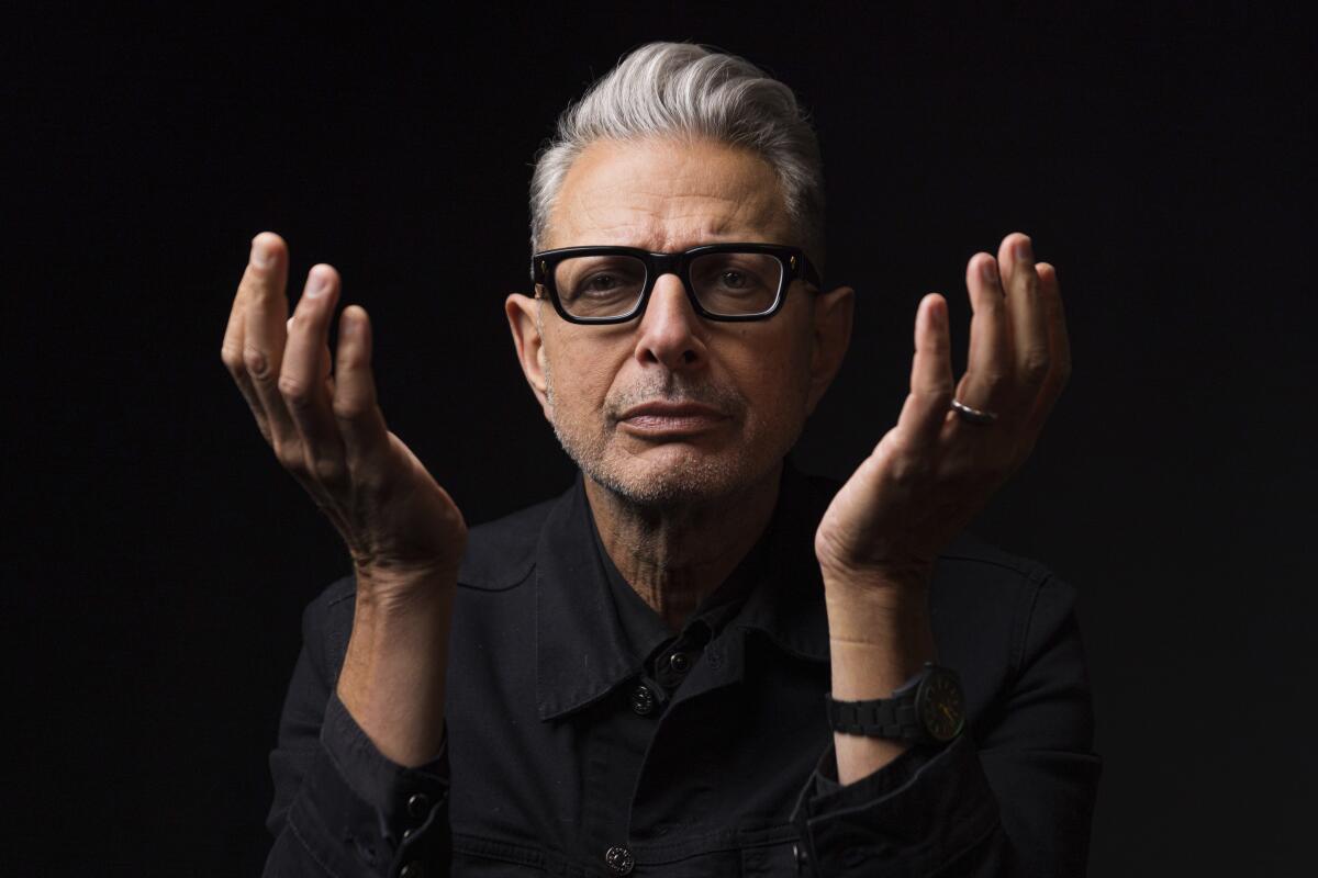 Jeff Goldblum posa para promover la película "Jurassic World Dominion" en los Estudios Universal 