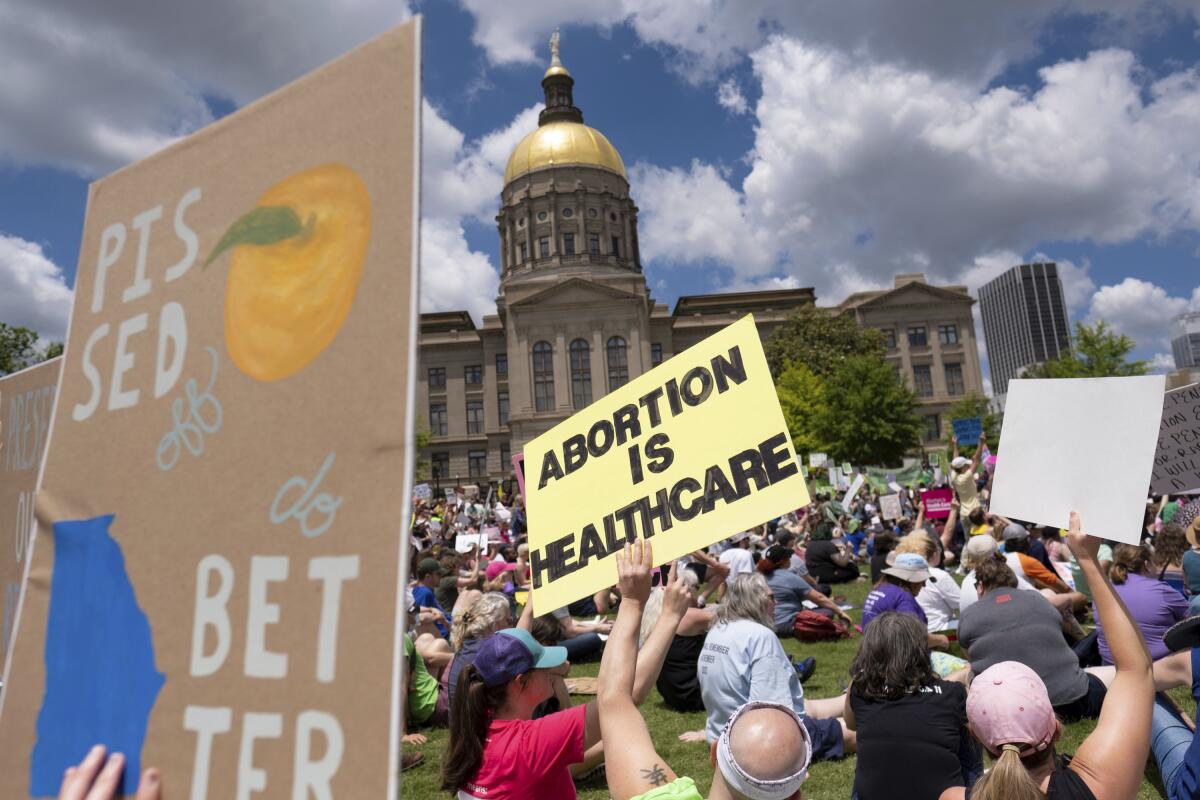 Manifestantes por el derecho al aborto se reúnen cerca del capitolio del estado de Georgia, en Atlanta 