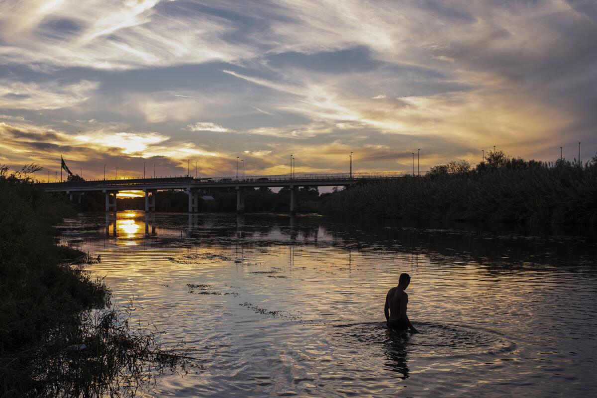 Un migrante haitiano se baña en las aguas del río Bravo en Ciudad Acuña, México