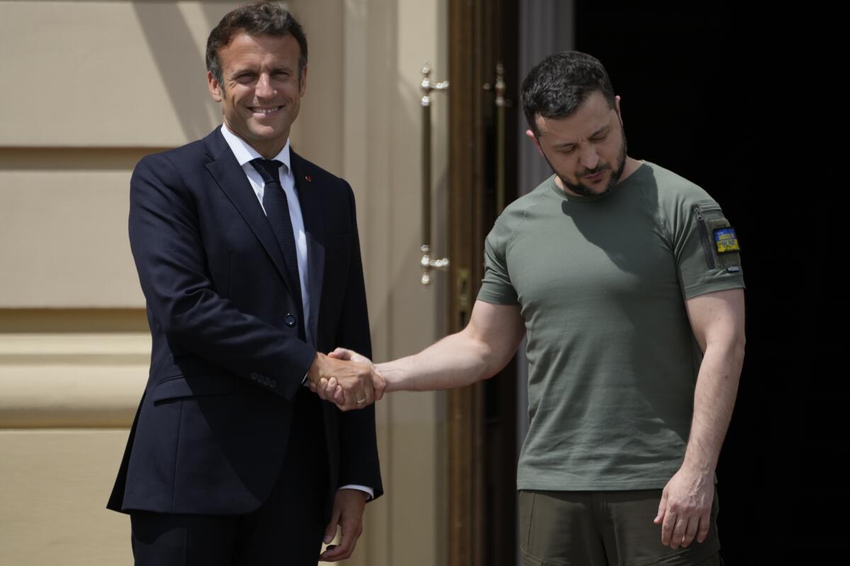 El presidente francés Emmanuel Macron (i) con el presidente ucraniano Volodymyr Zelenskyy en Kiev 