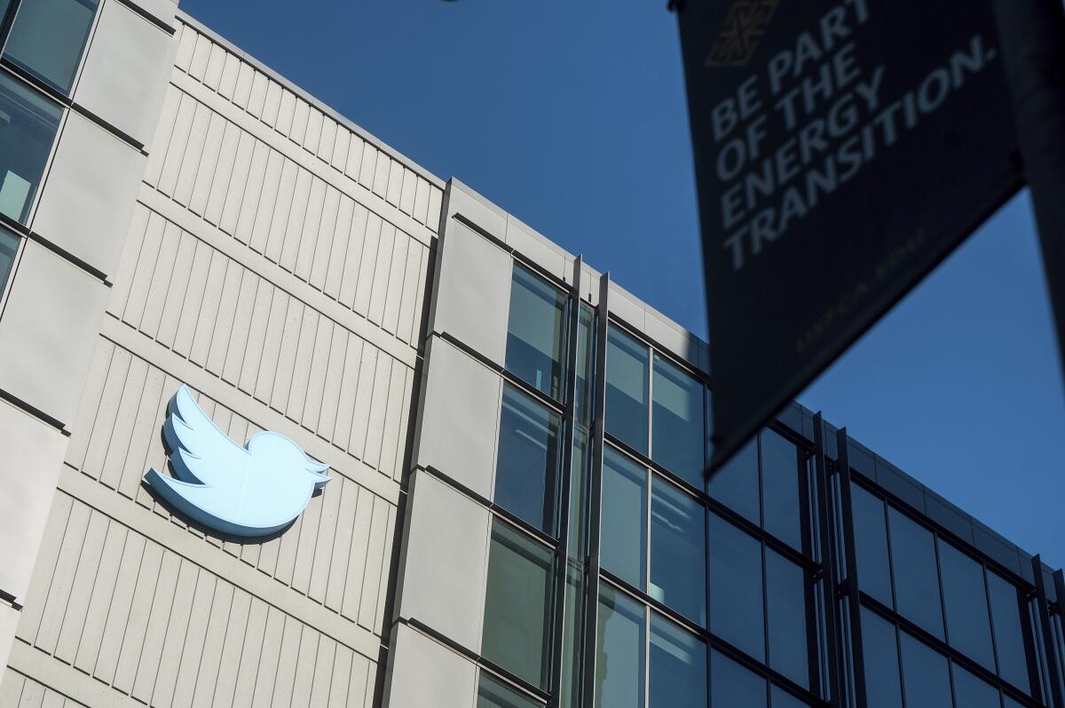 El logotipo de Twitter sobre el edificio de oficinas de la compañía en San Francisco