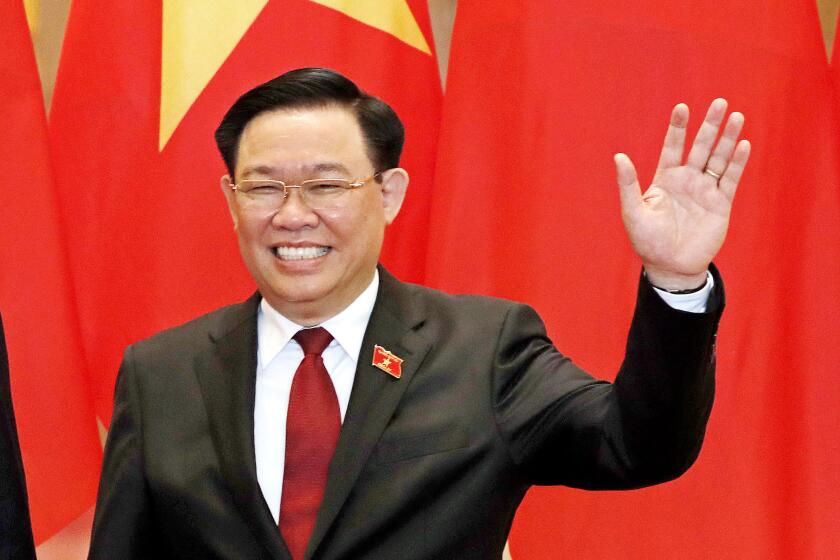 ARCHIVO - El presidente de la Asamblea Nacional de Vietnam Vuong Dinh Hue posa para una foto en la asamblea nacional, en Hanoi, Vietnam, el miércoles 13 de diciembre de 2023. (AP Foto/Minh Hoang, Pool, Archivo)