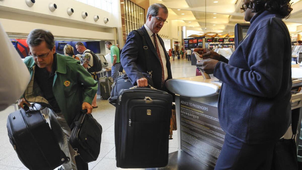 Una encuesta revela que muchos pasajeros están dispuestos a pagar un cargo adicional para que sus maletas lleguen primero al carrusel distribuidor de maletas.