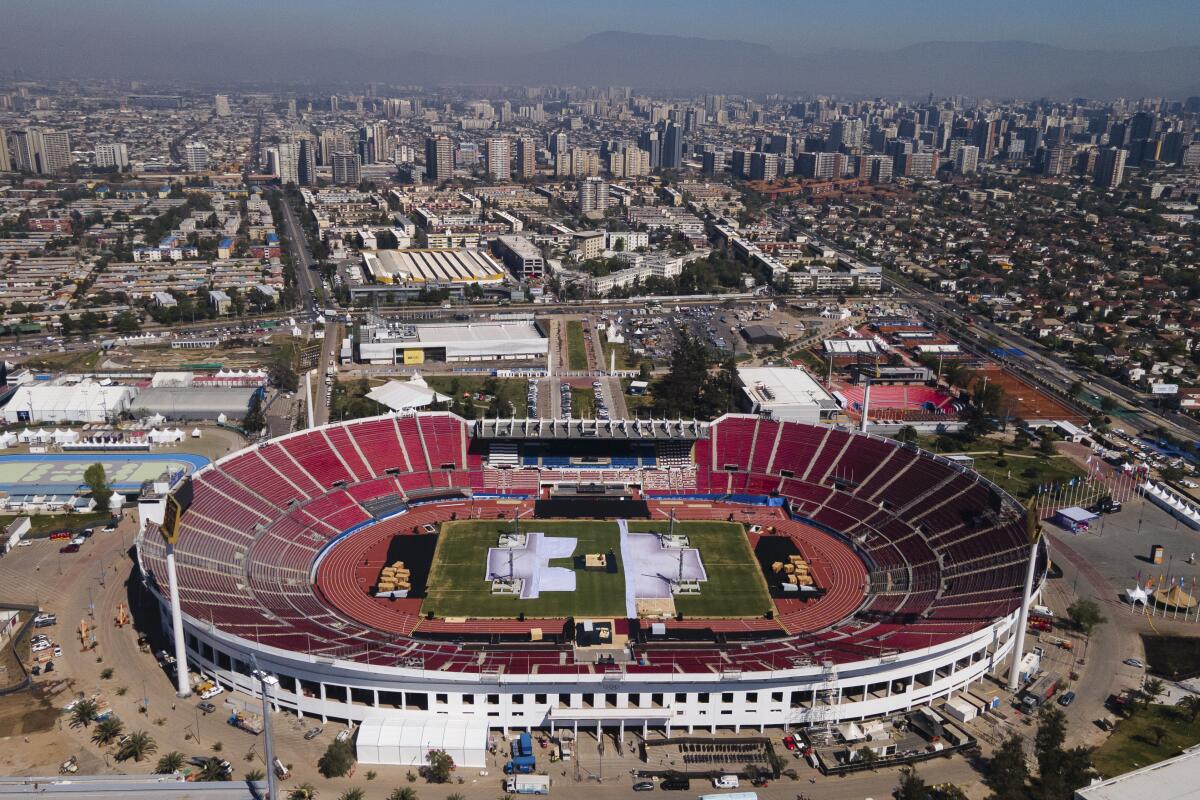 Vista del Estadio Nacional de Santiago en la víspera de los Juegos Panamericanos,