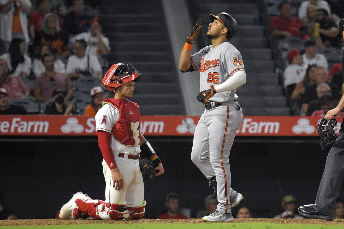 El venezolano Anthony Santander festeja tras conectar un jonrón ante los Angelinos de Los Ángeles,