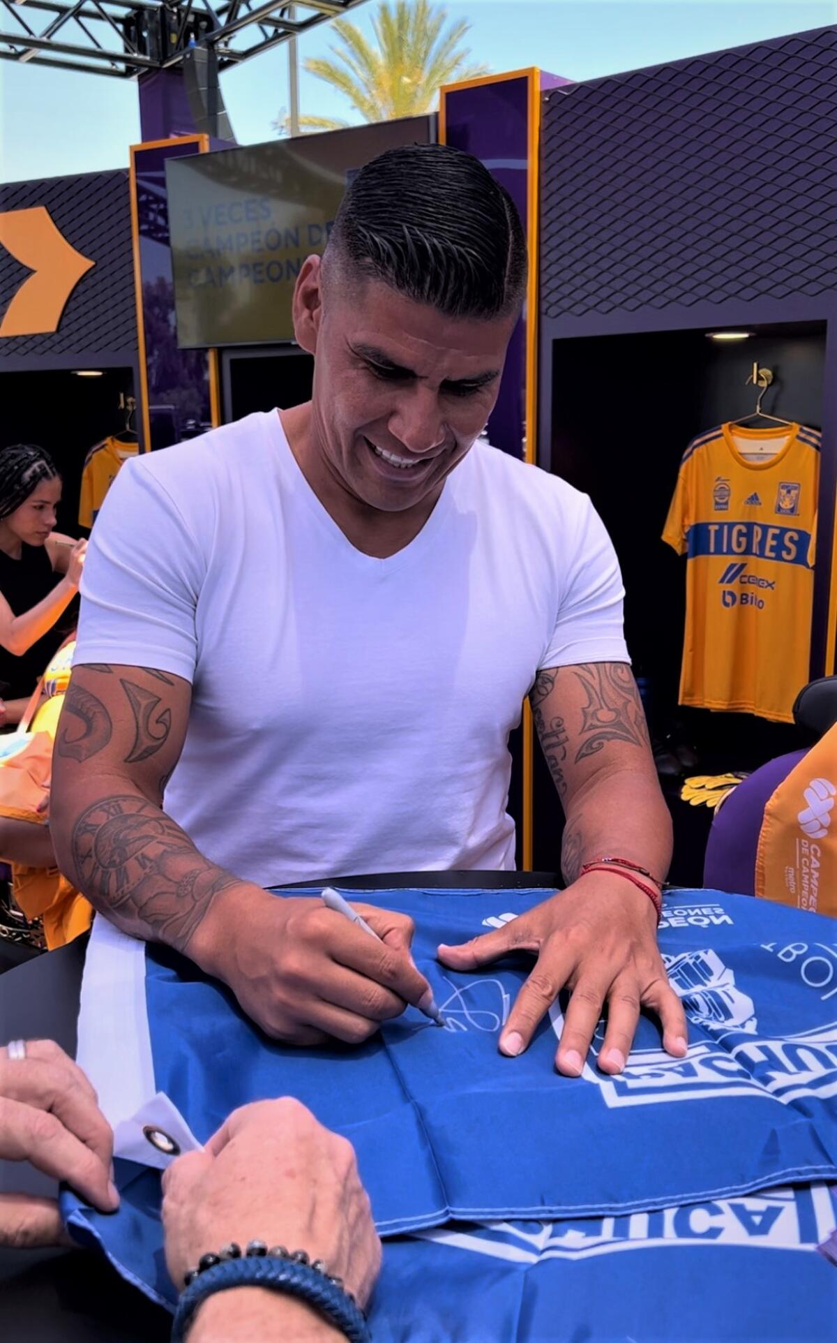 Carlos Salcido antes del partido de Campeón de Campeones en Carson.