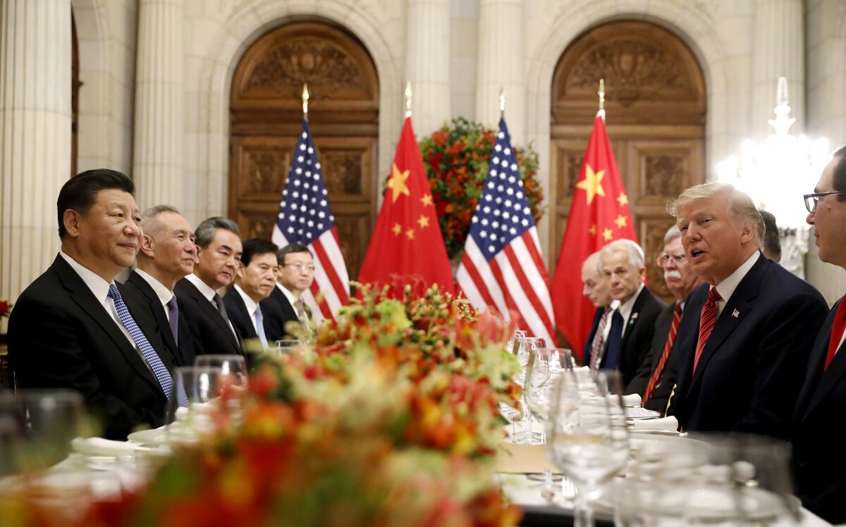 O presidente Trump fala enquanto o presidente da China, Xi Jinping, ouve durante a reunião bilateral na Argentina em 2018. 