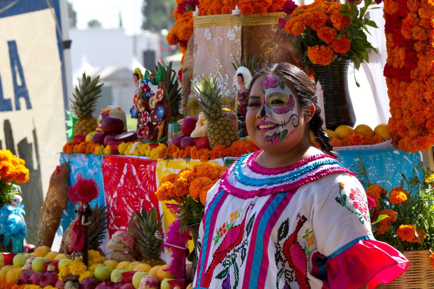 CEMENTERIO CELEBRA DÍA DE LOS MUERTOS CON ALTARES A FAVOR DE INDOCUMENTADOS