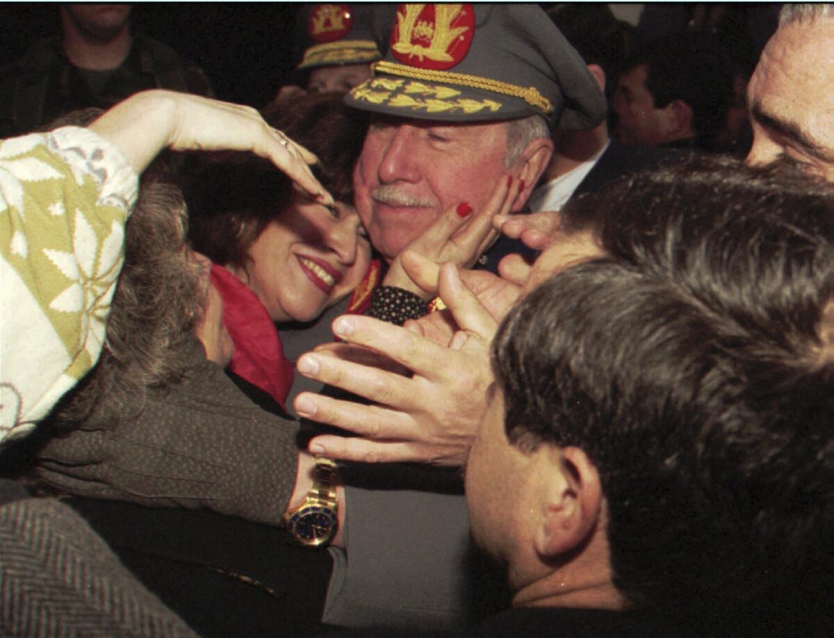 En esta imagen de archivo, el difunto dictador chileno, entonces comandante del ejército, general Augusto Pinochet