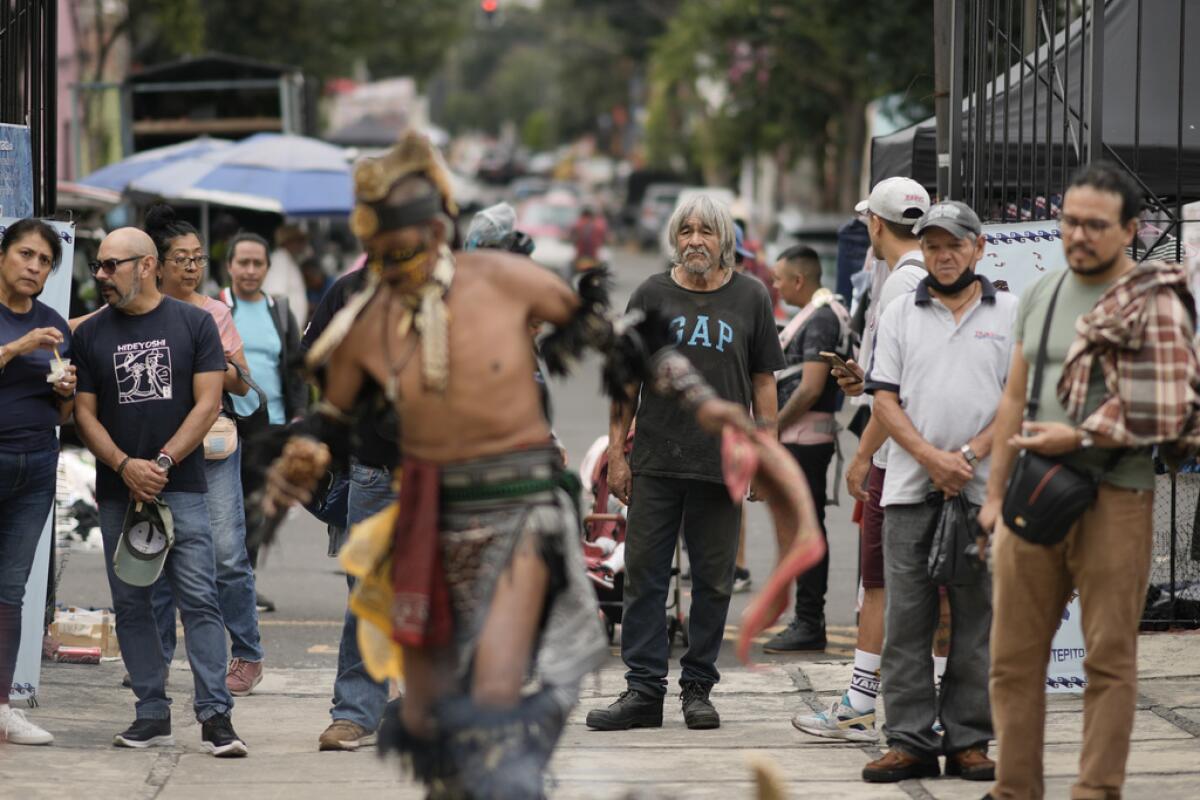 La gente observa a los danzantes 