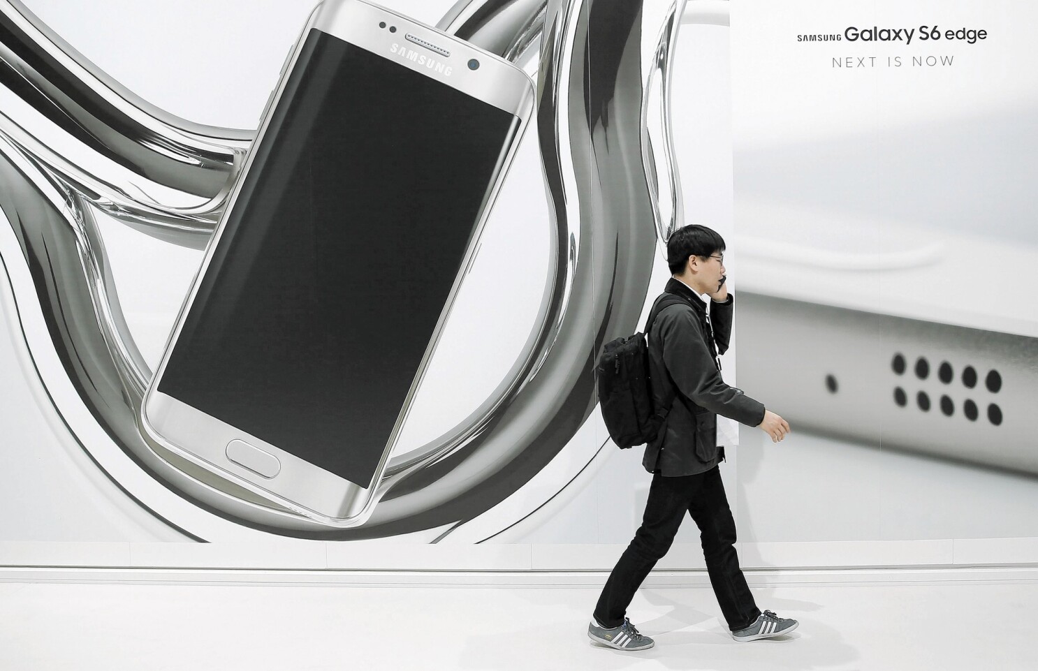Natura Fabriek Kostuum Samsung Galaxy S6 phones emphasize design, ditch many popular features - Los  Angeles Times