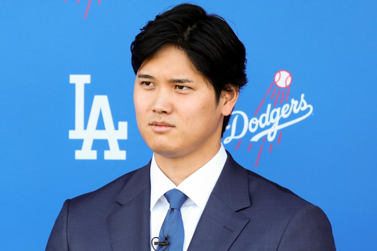 Shohei Ohtani, Perşembe günü düzenlenen bir basın toplantısında Dodgers'ın bir üyesi olarak tanıtıldı.