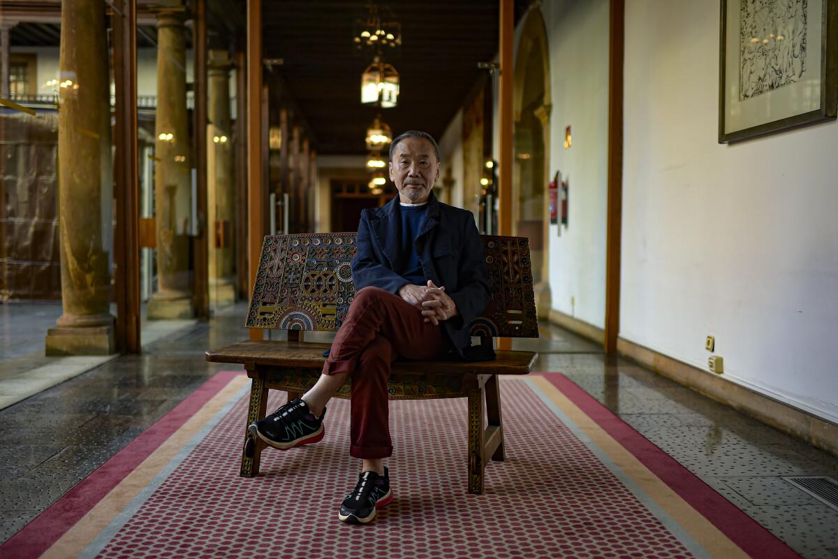 El escritor japonés Haruki Murakami posa para una fotografía en una entrevista 