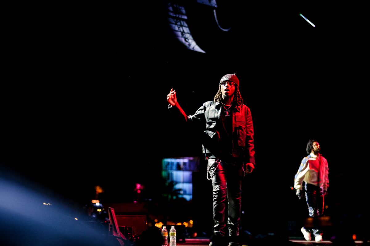 무대에서 공연하는 래퍼들