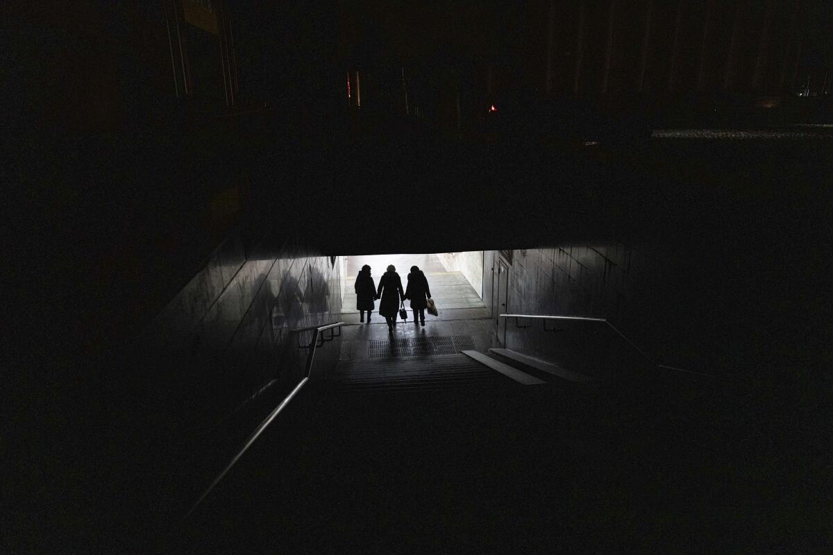 Varias mujeres caminan por un túnel para tomar el metro en el centro de la ciudad de Járkiv, Ucrania,