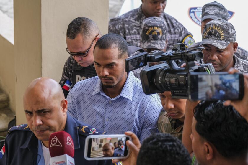 El torpedero de los Rays de Tampa Bay Wander Franco (centro) es escoltado por la policía al ingresar a un tribunal en Puerto Plata, República Dominicana, el 5 de enero de 2024. (AP Foto/Ricardo Hernández)