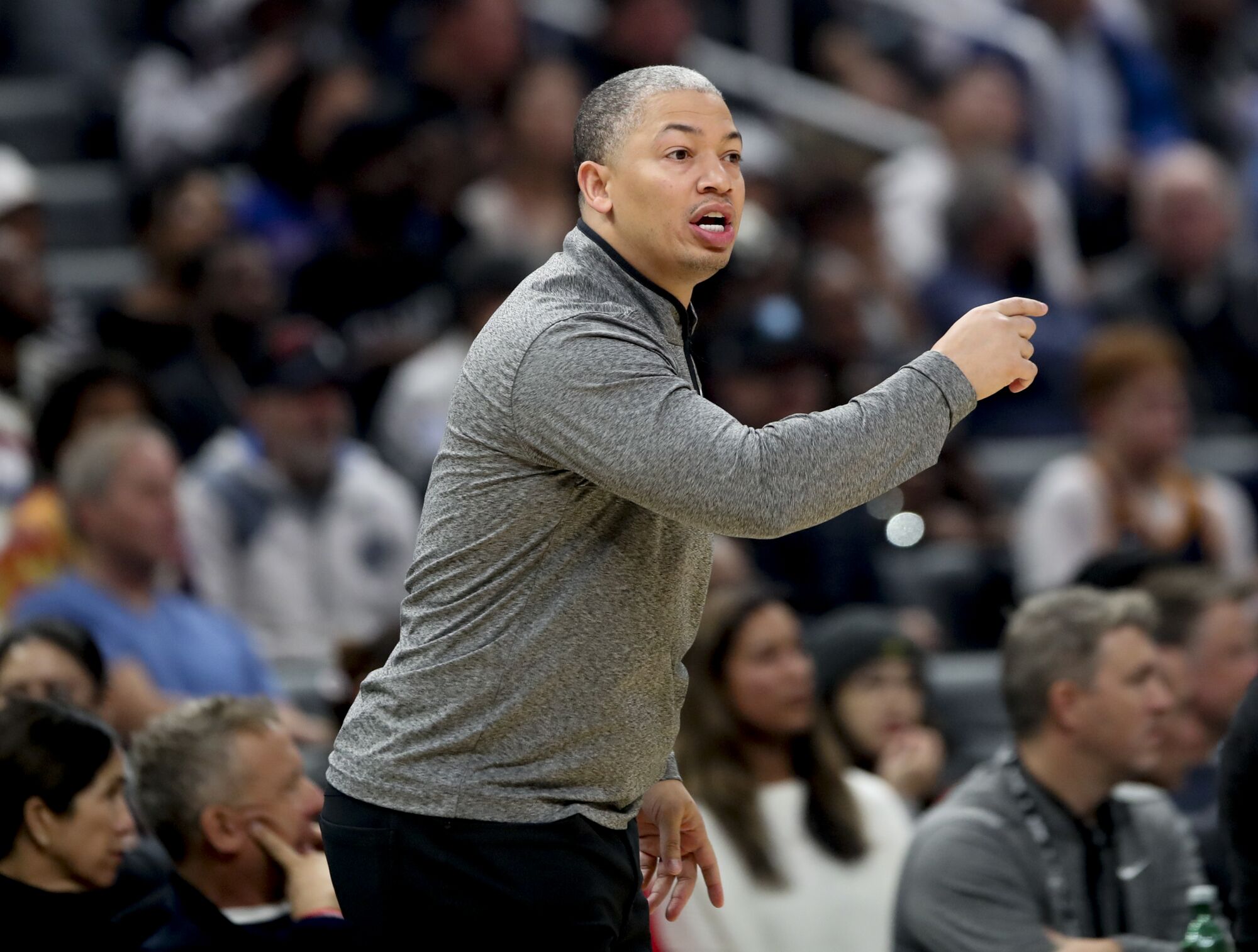 Clippers koçu Tyronn Lue kenar çizgisinden oyunculara talimatlar verirken sağ tarafını işaret ediyor.