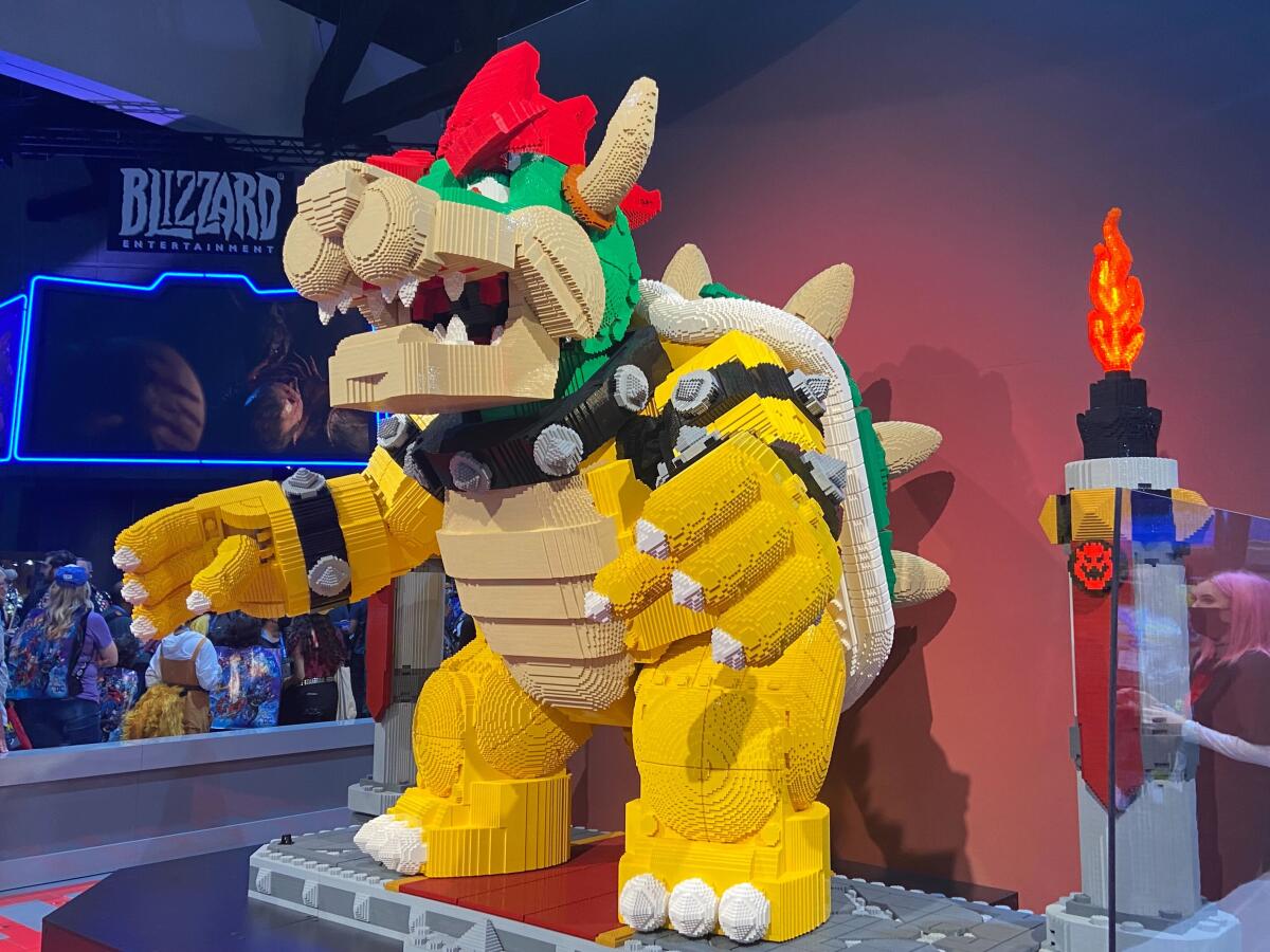 Una réplica de LEGO de 4 metros de altura del personaje Bowser,