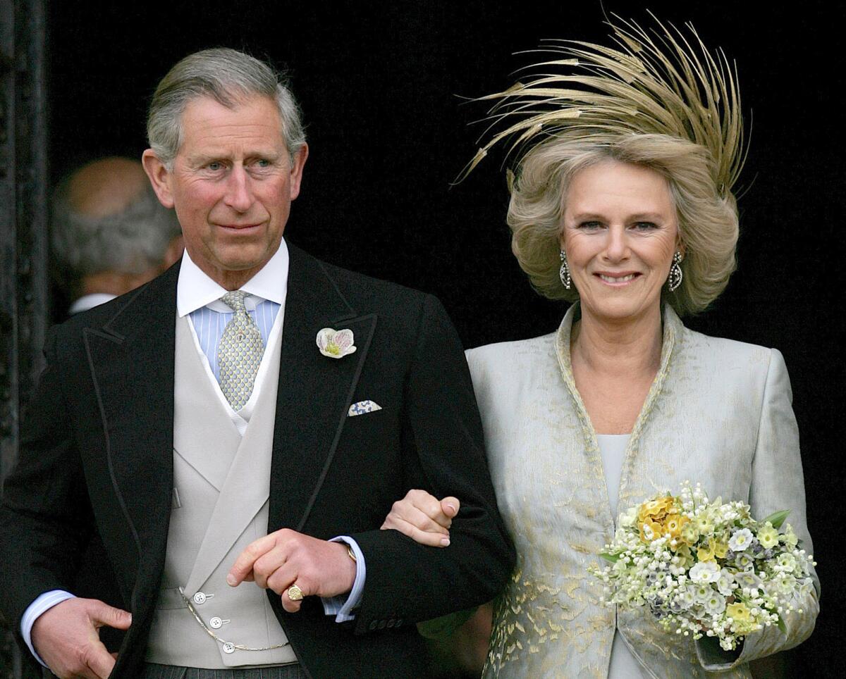 ARCHIVO: El príncipe Carlos de Gran Bretaña y Camilla, duquesa de Cornualles, salen de la capilla de St George's en Windsor, Inglaterra, el 9 de abril de 2005 después de la bendición religiosa a su boda civil. Camilla planeaba celebrar sus 75 años el domingo 17 de julio de 2022. (Foto AP/Alastair Grant, archivo)